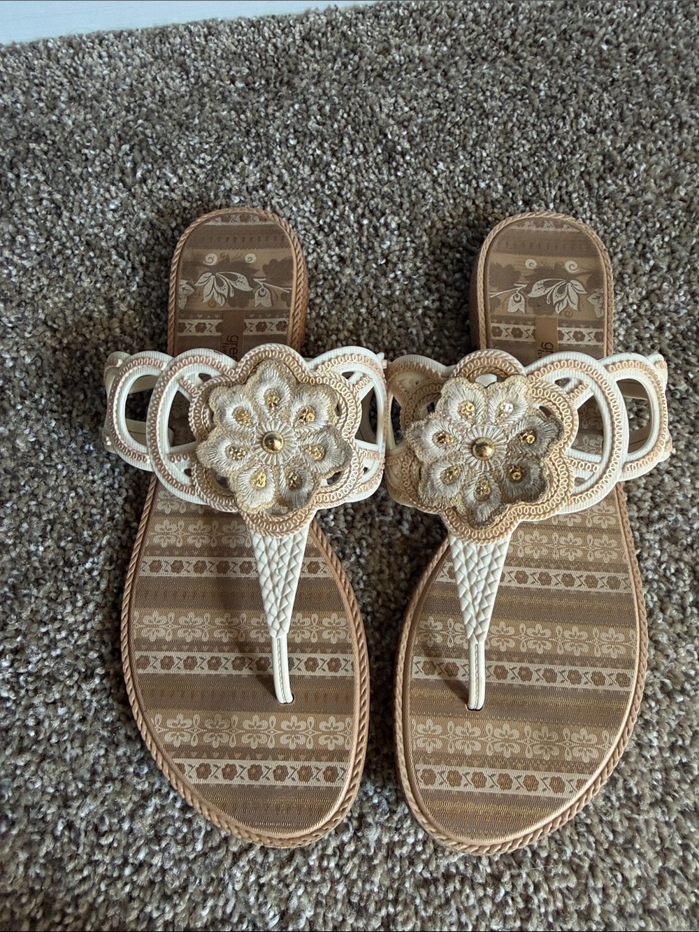 Thong sandal,